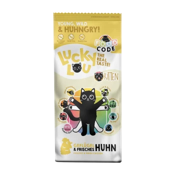 Eine Tüte Lucky Lou Kittenfutter mit einer Cartoon-Schwarzen Katze, mit der Aufschrift "JUNG, WILD & HUNGRIG!" und "97% hochwertige Zutaten." Getreidefrei, ohne Zuckerzusatz.