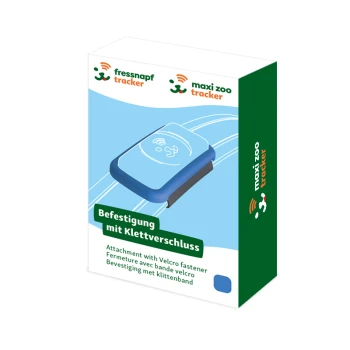 Befestigungsrahmen für Fressnapf GPS-Tracker Hund blau Verpackung des blauen Haustiertrackers mit Klettverschluss, mit Text auf Deutsch, Französisch, Niederländisch und Logos für "fressnapf" und "maxi zoo."