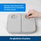 Eine Hand stellt den Timer an einem grauen PetSafe automatischen Futterspender mit zwei Fächern für die Mahlzeitenplanung ein. Text: "Planen Sie 2 Mahlzeiten."