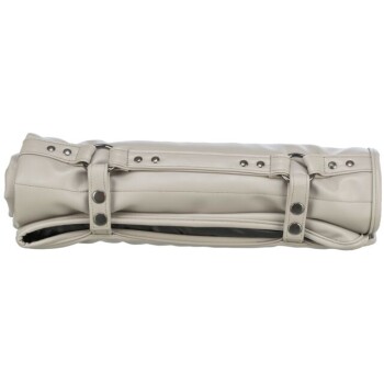 Eine gerollte, hellgraue Tragetasche für Haustiere mit Druckknopfverschlüssen und einem eleganten Design, geeignet für den Transport kleiner Haustiere.