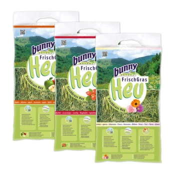 Frischgras-Heu Set 3x500g Apfel, Hagebutte und Blüten Drei Taschen von Bunny FrischGras Freshgrass Heu, mit Illustrationen von Äpfeln, Tomaten und Blumen, mit Nährwertinformationen auf der Vorderseite.