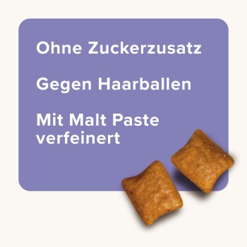 Katzenleckerlis auf einem hellen Hintergrund mit einer lila Box, die folgenden Text enthält: "Ohne Zuckerzusatz", "Gegen Haarballen", "Mit Malt Paste verfeinert."