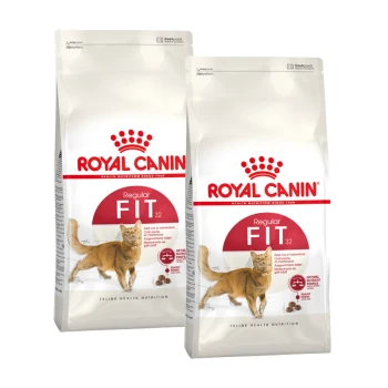 Zwei Tüten Royal Canin Regular Fit Katzenfutter, die eine braune Katze zeigen und Text über "Feline Health Nutrition" und "Optimaler Inhalt".