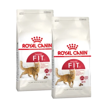 Zwei Tüten Royal Canin Regular Fit Katzenfutter, die eine braune Katze zeigen und Text über "Feline Health Nutrition" und "Optimaler Inhalt".