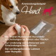 Hund mit eingewickelter Pfote, gehalten von Händen, deutscher Text über Behandlung älterer Hunde mit Gelenkschmerzen und Arthritis.