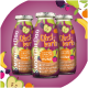 Ein Korb gefüllt mit frischen Äpfeln, Erdbeeren und einer Ananas, neben zwei Flaschen "SmoothieDog" Snacks für Haustiere, auf grünem Gras platziert.