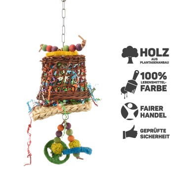 Buntes hängendes Vogeltier aus geflochtenem Holz und natürlichen Materialien, mit Perlen und einer Glocke, mit Text, der umweltfreundliche Eigenschaften hervorhebt.