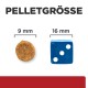 Vergleich der Pelletgröße von Tierfutter 9 mm neben einem 16 mm blauen Würfel zum Größenvergleich, beschriftet mit "PELLETGRÖSSE".