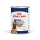 Karma w puszce dla psów od Royal Canin, oznaczona "maxi adult," odpowiednia dla psów powyżej 15 miesiąca życia, z wizerunkiem owczarka niemieckiego.