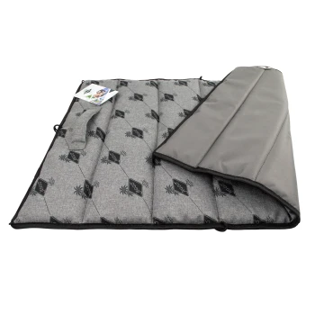 Graue Haustiermatte mit einem gesteppten Design, das schwarze Diamantmuster und eine gefaltete Kante zeigt, mit einem Etikett mit Informationen zur Haustierpflege.