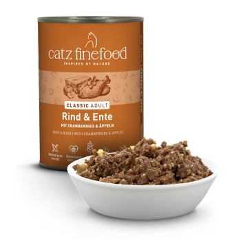 Puszka Catz finefood Classic Adult Rind & Ente (wołowina i kaczka, żurawina i jabłka) z białą miską mokrej karmy dla kota.