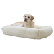 Ein gemütliches, flauschiges Hundebett in einem sanften Cremeton, mit einem entspannten Hund, der bequem darauf ruht.