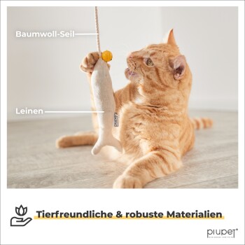 Eine verspielte orangefarbene getigerte Katze spielt mit einem fischförmigen Stoffspielzeug an einem Baumwollseil mit einer Glocke, hebt "Baumwoll-Seil" und "Leinen" hervor.