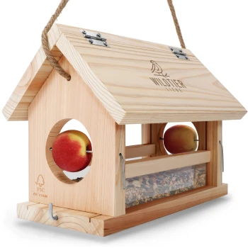 Vogelfutterhaus Holz-Vogelfutterspender mit einem geneigten Dach, das zwei Äpfel an den Seiten und ein transparentes Fach mit Samen enthält.