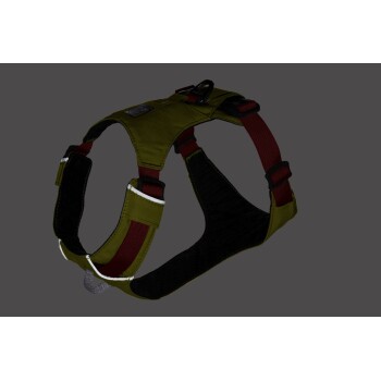 Ein grünes und rotes Hundegeschirr mit verstellbaren Riemen und einem reflektierenden Rand, entworfen für Komfort und Sicherheit.