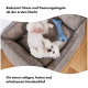 Ein flauschiger weißer Hund liegt auf dem Rücken in einem gemütlichen Bett neben einem blauen Knochenspielzeug. Text fördert Stressabbau für besseren Schlaf.