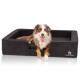 Ein glücklicher Australian Shepherd Hund, der auf einem stilvollen schwarzen Hundebett mit erhöhtem Rand liegt, das das Markenlogo "KNUFFELWUFF" zeigt.