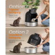 Frau reinigt schwarzes Kuppel-Katzenklo mit Metallboden neben einem getigerten Kater; sichtbarer Text: Option 1 und Option 2.