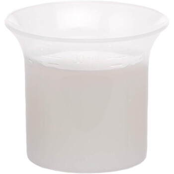 Durchscheinender Plastik-Messbecher mit Flüssigkeit, auf der Seite eingeprägte Messangabe '30 ml'.