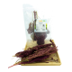 Getrocknete lila Amaranthblüten in einer klaren Tüte mit einem Etikett, das "Amaranth Rot" liest, auf einem Holztablett präsentiert.