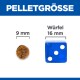 Bild, das die Pelletgrößen vergleicht: ein 9 mm Haustierfutterpellet neben einem 16 mm blauen Würfel, mit dem Text 'PELLETGRÖSSE' und 'Würfel.'