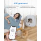 APP gesteuert — Hand hält ein Smartphone mit Katzenklo-App, graue automatische Katzentoilette mit Katze darin, eine weitere Katze auf dem Boden, eine Person schläft.