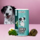 Behälter mit "Zahnfee Sticks" für Hunde, 350g, mit Pfotenabdruck-Design. Drei sternförmige Sticks, eine Gänseblümchen und Minzblätter in der Nähe.
