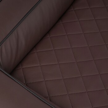 Nahaufnahme eines braunen Haustierbettes mit einer gesteppten Textur und schwarzer Paspelierung entlang der Kanten.