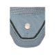 Nahaufnahme einer blauen Haustierdecke mit einem gehäkelten Rand und einem metallischen Logo-Button in der Mitte.