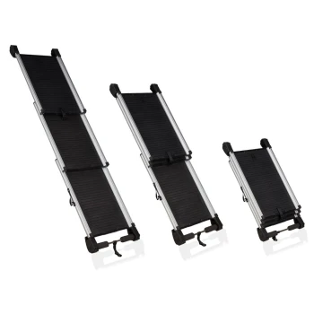 Drei verstellbare Haustier-Rampen in unterschiedlichen Längen, mit einer schwarzen strukturierten Oberfläche und silbernen Aluminiumrahmen, vor einem weißen Hintergrund präsentiert.