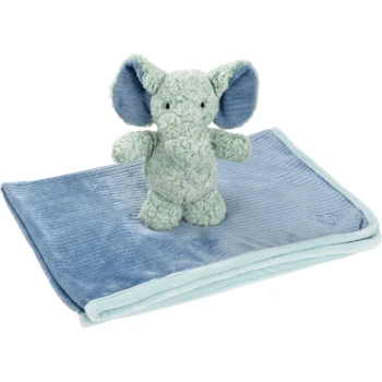 Miękka, pluszowa zielona zabawka w kształcie słonia stoi na jasnoniebieskim kocu, prezentując swoje duże uszy i haftowane detale.