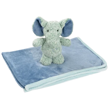 Un jouet éléphant en peluche verte et douce se tient sur une couverture bleu clair, mettant en valeur ses grandes oreilles et ses caractéristiques cousues.