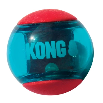 Spielzeug Squeezz Action 3x Red Ball M Ein blaues und rotes KONG Hundespielzeug, das eine runde Form hat und das Wort "KONG" in fetten Buchstaben deutlich zeigt.