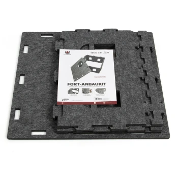 Graues Filz-Haustierfestungs-Bausatz mit einem Produktlabel, das "FORT-ANBAUKIT" liest, mit Montageanleitungen und Bildern.