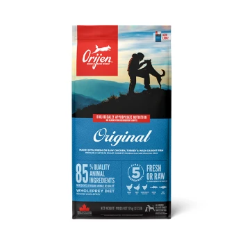 Original Adult 2 kg Orijen Original hondenvoerzak met een stel en hond voor bergen, die '85% kwaliteitsdierlijke ingrediënten' en 'vers of rauw' toont.