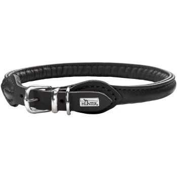 Schwarzes Leder-Hundehalsband mit einer silbernen Schnalle und einem kleinen "HUNTER"-Logoanhänger.