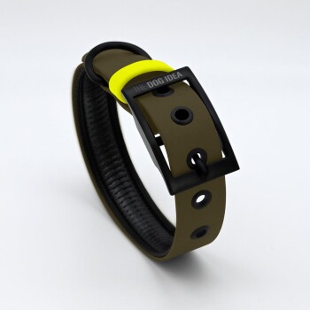 Ein stilvoller Hundehalsband in olivgrün mit einer schwarzen Schnalle und einem hellgelben Akzent, mit dem Text 'THE DOG IDEA.'