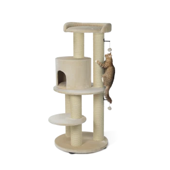 Arbre à chat beige à plusieurs niveaux avec poteaux en sisal, une niche, un perchoir supérieur et des jouets suspendus; un chat tigré grimpe sur un poteau