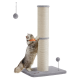 Eine flauschige graue Katze mit einem Halsband kratzt an einem hohen beigen Kratzbaum, der eine graue Basis und zwei hängende Pompons hat.