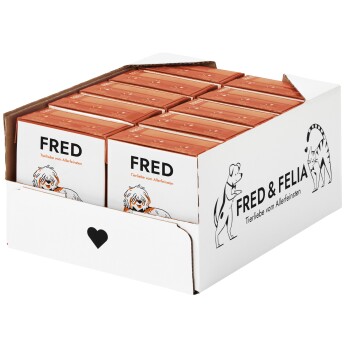Eine Ausstellungsbox mit mehreren Paketen Haustierfutter, beschriftet "FRED" und "FRED & FELIA", mit verspielten Illustrationen eines Hundes und einer Katze.