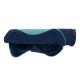 Eine gemütliche marineblaue Haustierdecke mit einem weichen türkisfarbenen Innenfutter, entworfen für Komfort und Wärme.