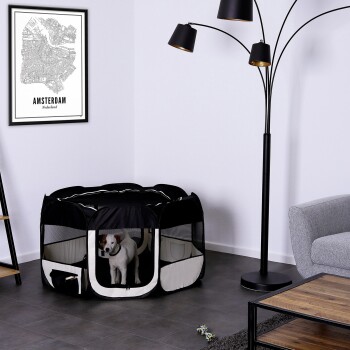 Ein schwarz-weißer Haustier-Spielbereich mit einem kleinen Hund in einem modernen Wohnzimmer mit einer Stehlampe, einer Amsterdam-Karte und einem Spielzeug auf dem Couchtisch.