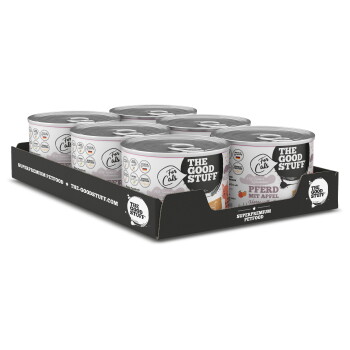 Sechs 'The Good Stuff' Katzendosen in schwarzem Tray, weiße Etiketten mit 'THE GOOD STUFF', 'For Cats' und 'Pferd mit Apfel'