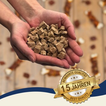Hände, die braune Tierfutterwürfel halten; goldenes Siegel mit der Aufschrift 'Seit über 15 Jahren', 'Bewährte Qualität', 'Best Quality'.