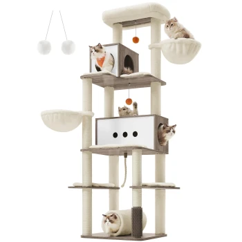 Ein mehrstöckiger Katzenbaum mit drei Katzen, die auf verschiedenen Plattformen spielen und sich ausruhen, mit zwei hängenden Spielzeugen darüber.