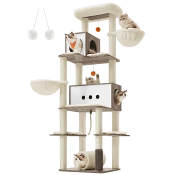 Ein mehrstöckiger Katzenbaum mit drei Katzen, die auf verschiedenen Plattformen spielen und sich ausruhen, mit zwei hängenden Spielzeugen darüber.