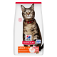 Sac de croquettes Hill's Science Plan avec un chat tigré portant un collier rouge — Adult 1–6, au saumon, Sain 100 % équilibré.