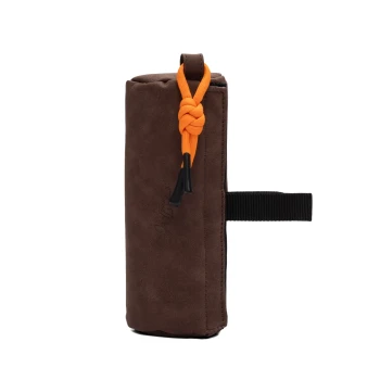 Brauner Tierleckerlitasche mit orangefarbenem Kordelzug und schwarzem Riemen, entworfen für einfaches Tragen während Spaziergängen oder beim Training.
