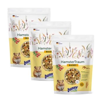 Trois sacs de nourriture pour hamsters "HamsterTraum BASIC", avec une illustration de hamster mignonne et un mélange de grains et de graines.
