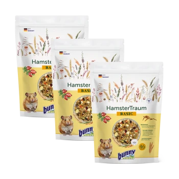 Drei Beutel "HamsterTraum BASIC" Haustierfutter für Hamster, mit einer niedlichen Hamsterillustration und einer Mischung aus Körnern und Samen.